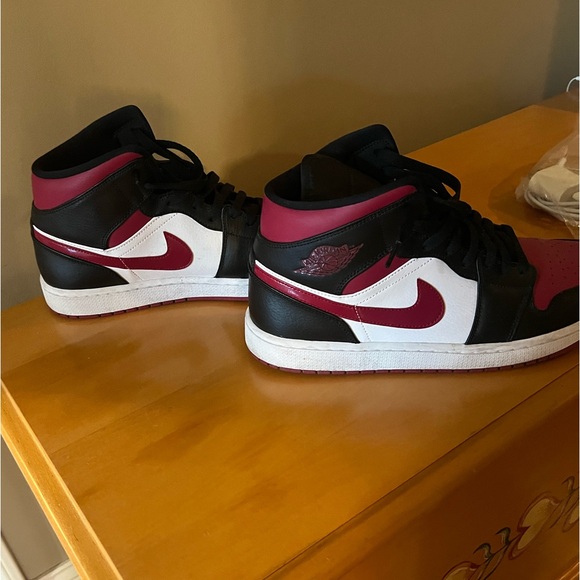 Nike Air Jordan’s Mids 1 Bred Toe Sneakers - Men’s Size 12 - Picture 3 of 4